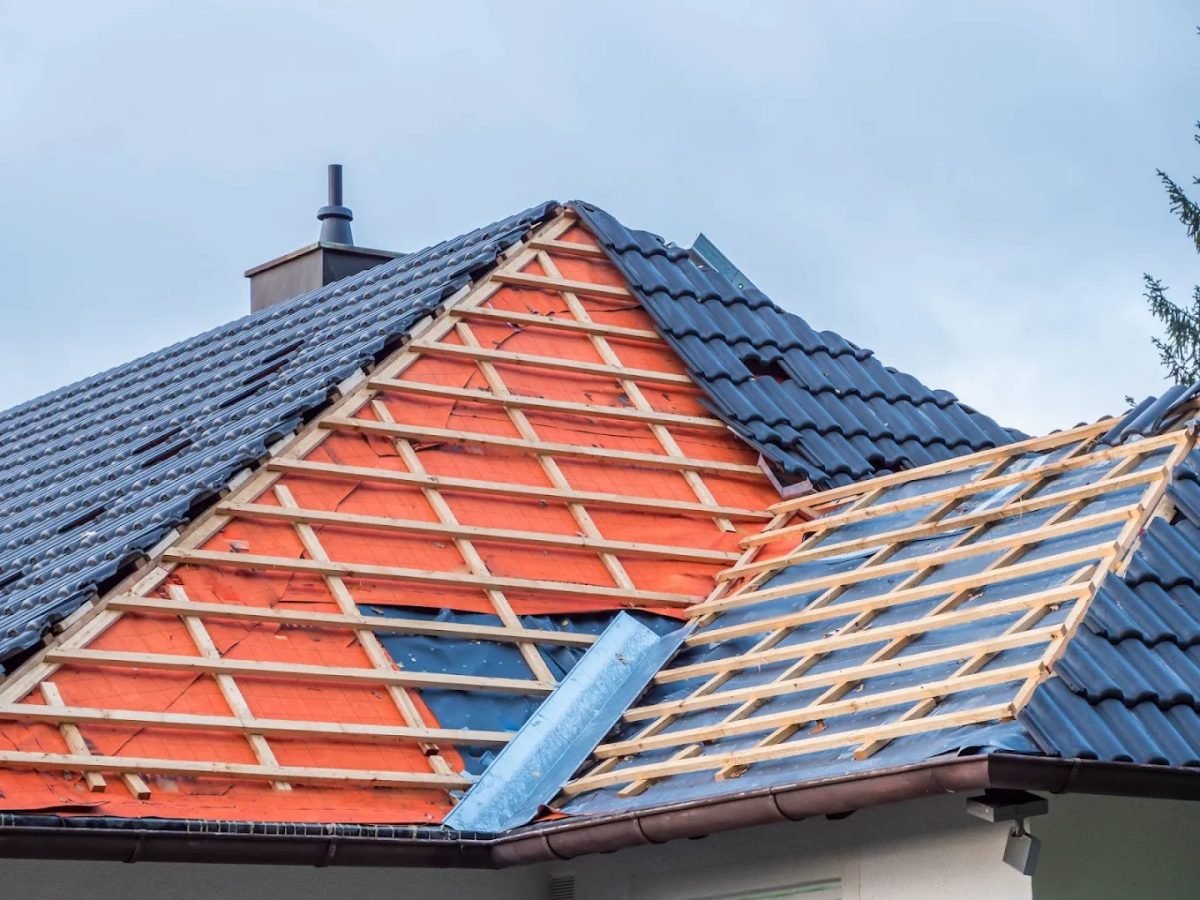 Toiture entièrement rénovée sur une maison en brique